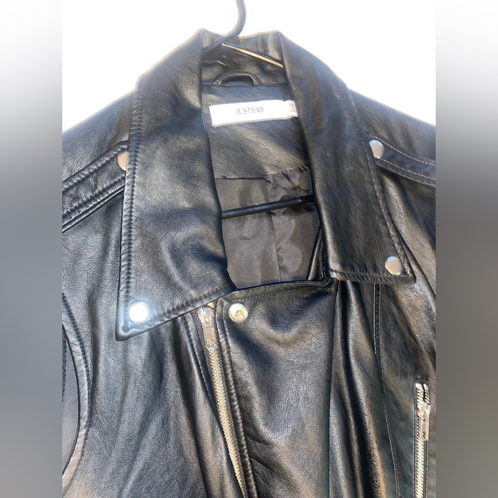Womens Motorcycle Biker Faux Leather Sleeveless Vest Jacket Slant Zip w/ Pockets - Picture 2 of 4